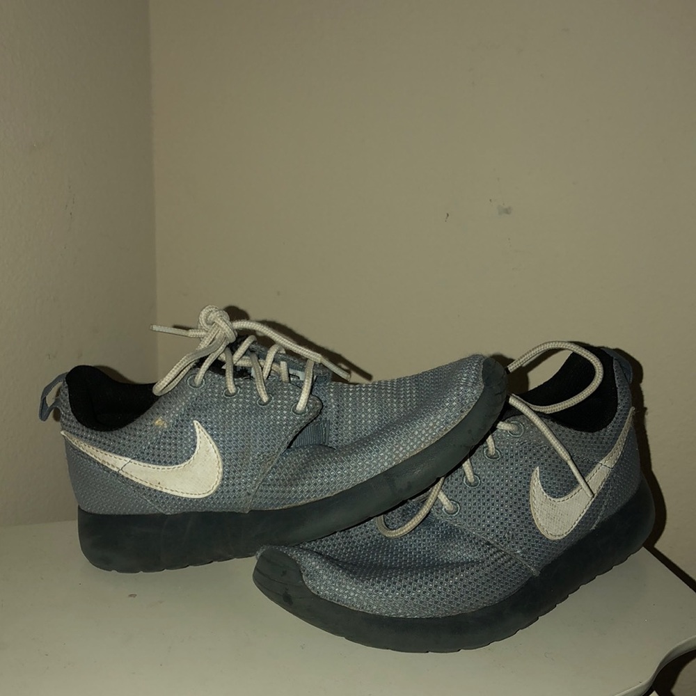 GREY NIKE ROSHES